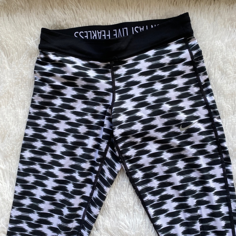 NIKE Women’s Relay Printed Crop Legging Black White Extra Small XS - Picture 6 of 14